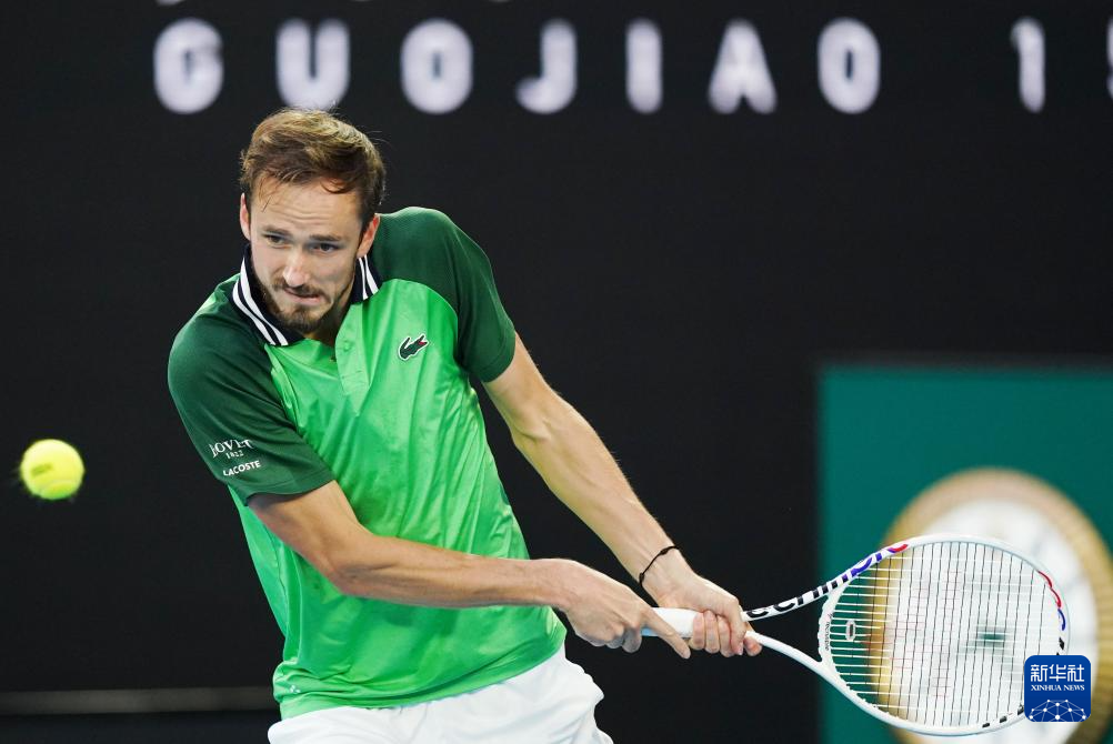 赛场上各显 赛场上各显